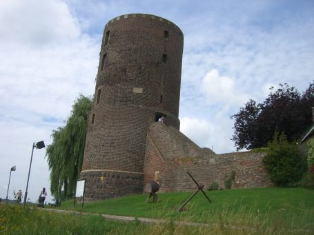 Rees : Rheinpromenade, der Mühlenturm dient heute als Aussichtsturm